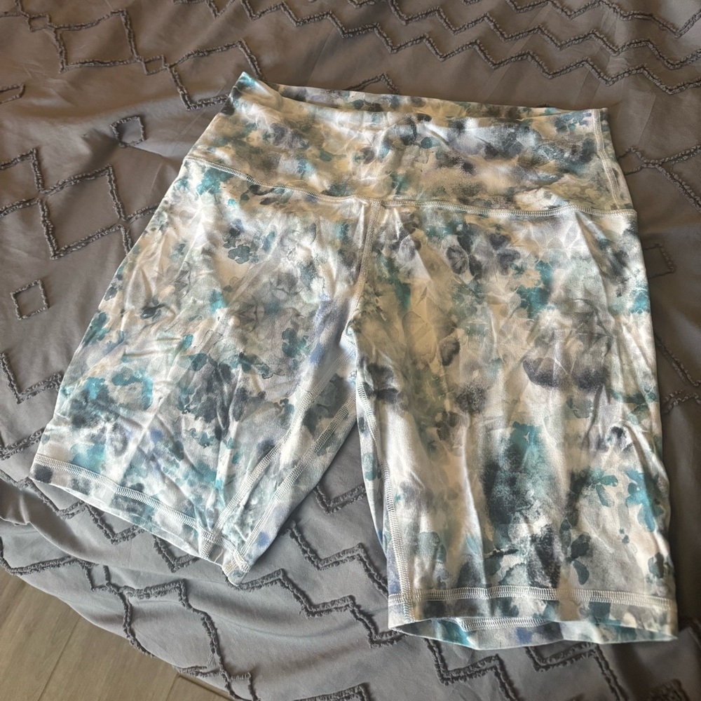 Lululemon Blue and Gray Patterned Biker Shorts